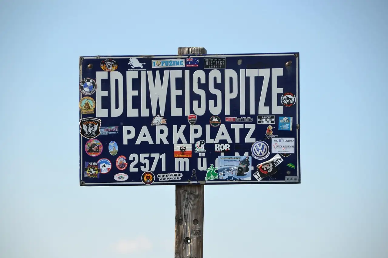 Klebefliesen für die Wand: Einfach & Schnell Renovieren