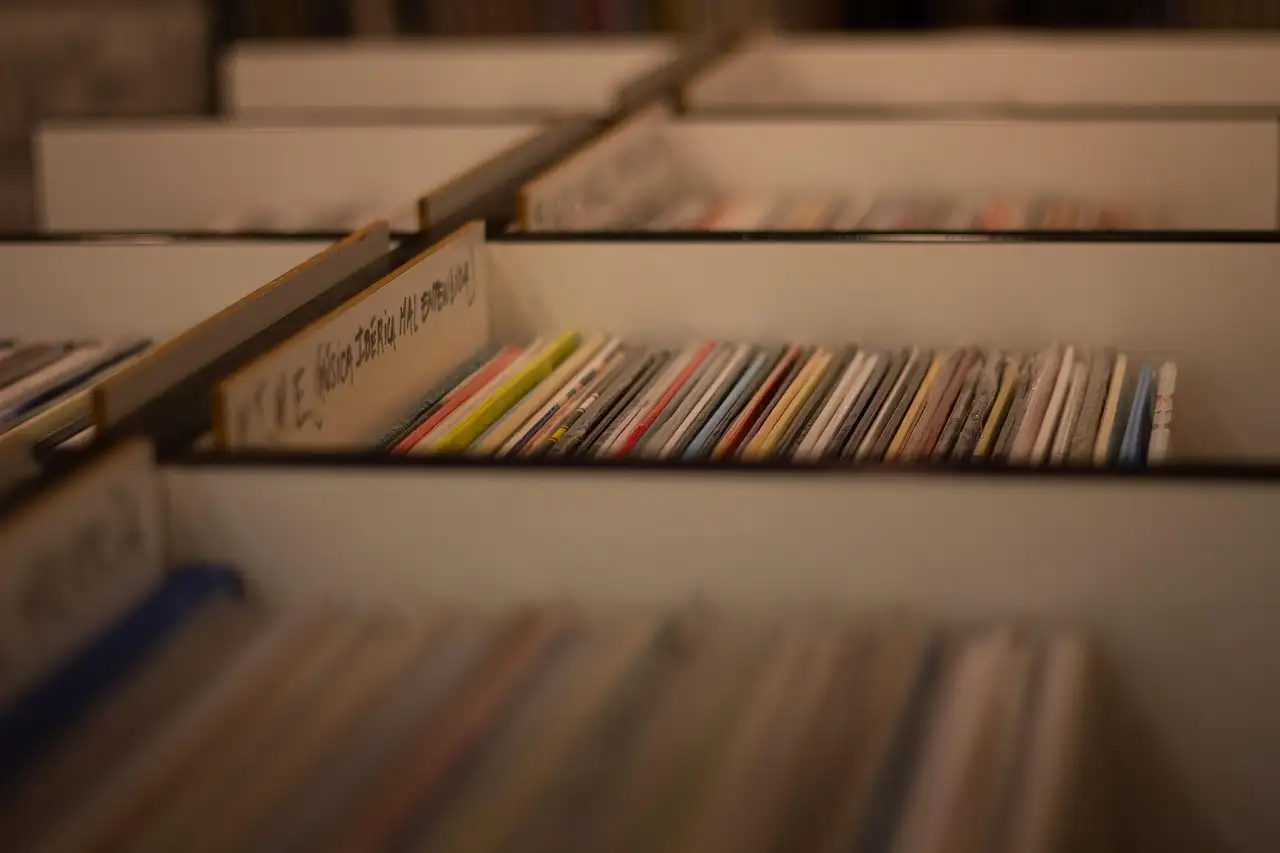 Klebevinyl auf Fliesen verlegen: Einfache Anleitung